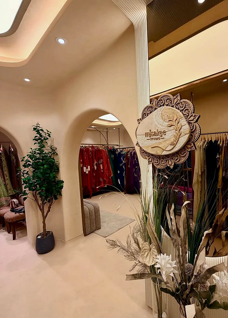 Warm hand-finished walls with curved openings and recessed ceiling lighting